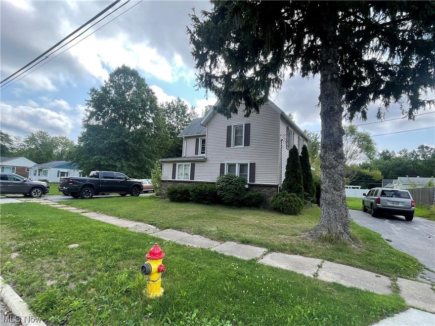 Duplex with long term tenants ( 10 and 15 years ) on 4 lots. Up and down units both 1 bedrooms.