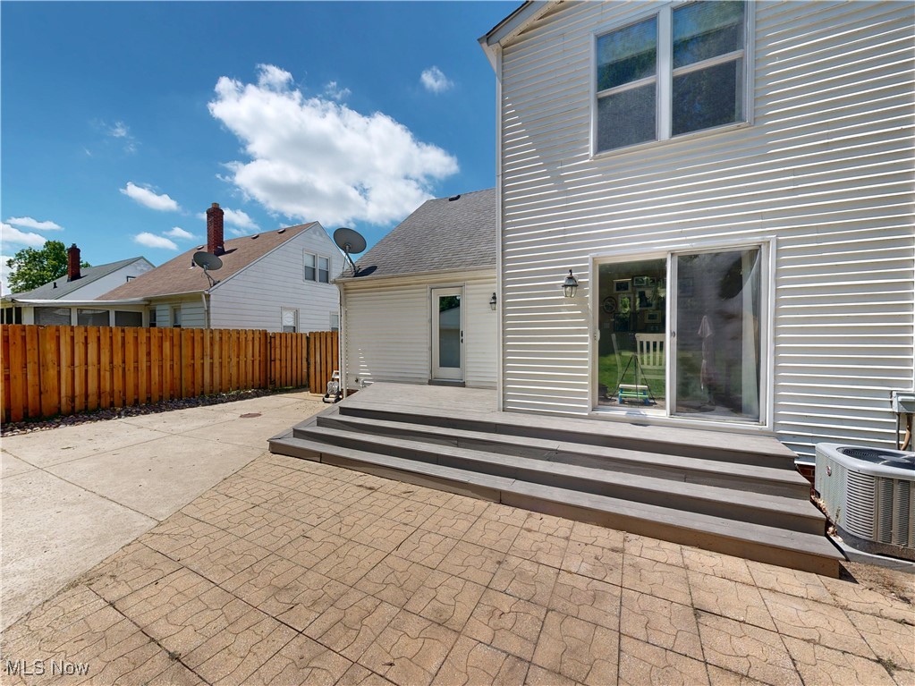 2207 Larchmont Drive, Wickliffe, Ohio image 3