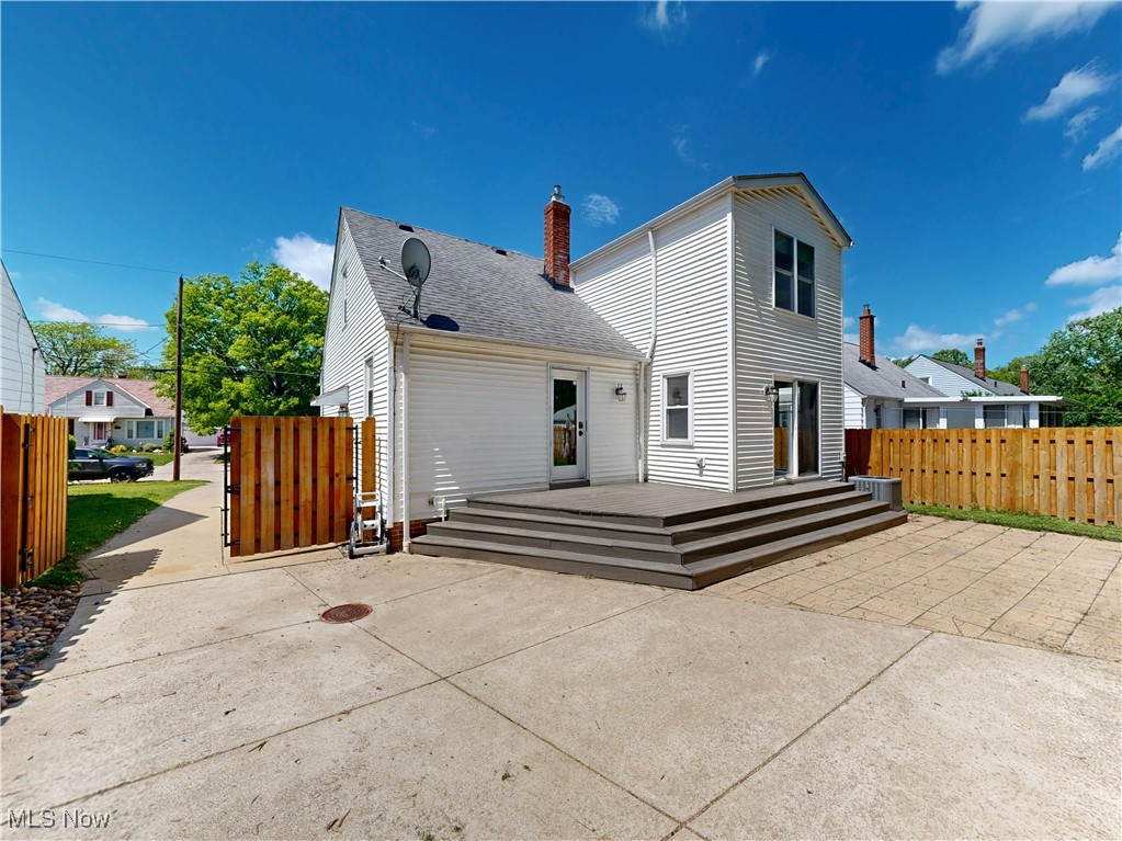 2207 Larchmont Drive, Wickliffe, Ohio image 2