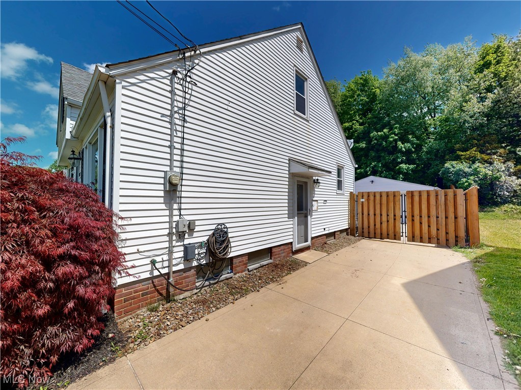 2207 Larchmont Drive, Wickliffe, Ohio image 4