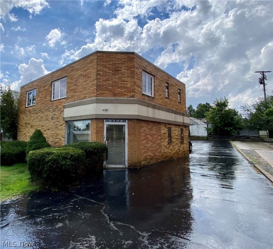 2000 square-foot building 1000 ft.² on the first floor 1000 ft.² on the second floor all brick building. Everything in the building has been well-maintained and is located on a busy road. Also there is a newly sealed parking lot in the front and the back. Upstairs has plenty of room for a board room or a conference room.