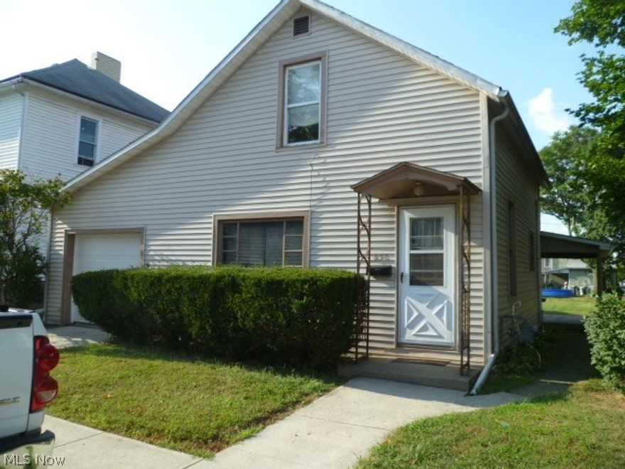 This quaint little home situated on a level lot would make a perfect starter home.  It just needs your personal touches to call it home!
It has a large laundry room with an access to the backyard.  Perfect for hanging out laundry on those beautiful sunny days!!  Laundry room also has access to the garage, making it a great place for boots & shoes.