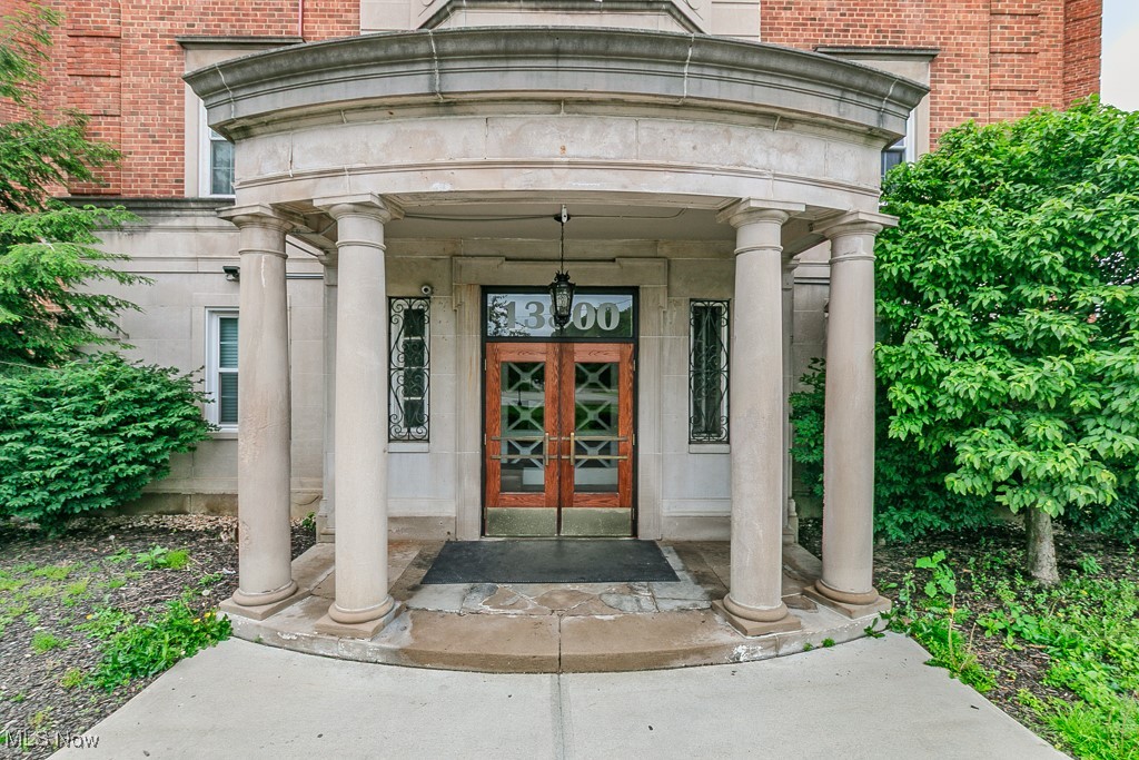 13800 Fairhill Road 206
