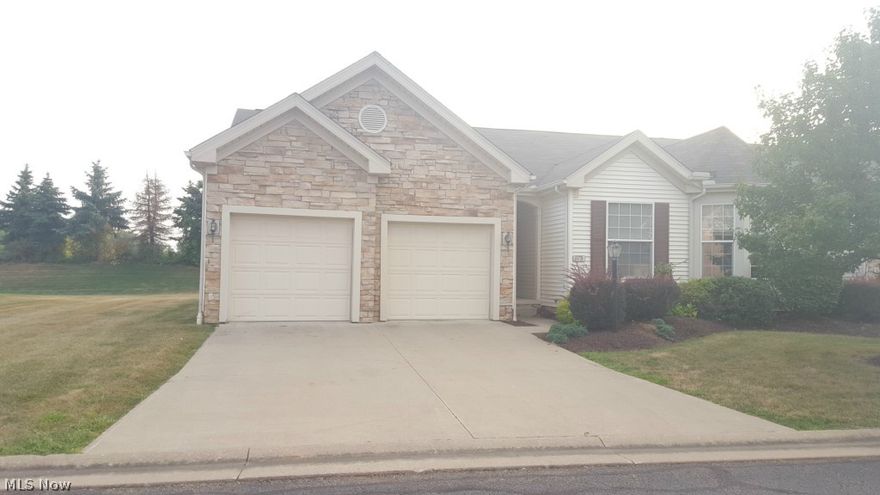 Incredible ranch style condo in the heart of Green. Well maintained with an awesome open floor design. Move in and enjoy the maintenance free life of condo living.