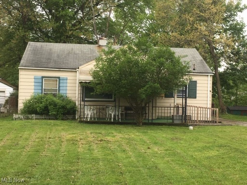 Photo of 122 S Bon Air Avenue, Youngstown, OH 44509 (MLS # 5168399)