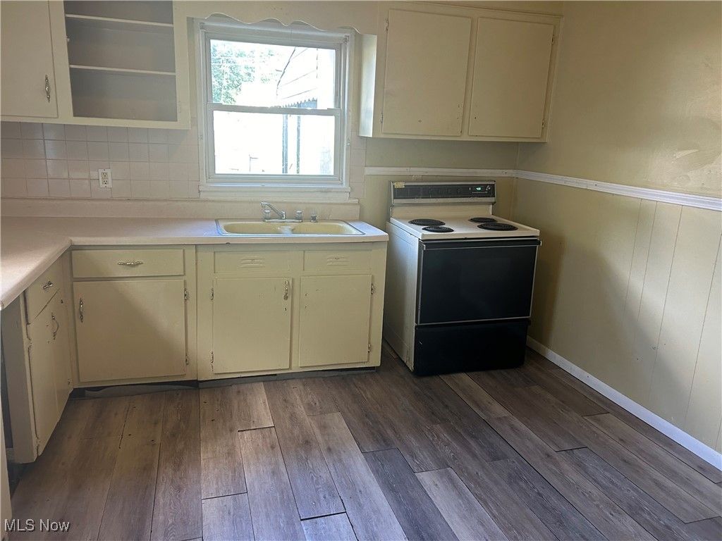 Photo of 122 S Bon Air Avenue, Youngstown, OH 44509 (MLS # 5168399)