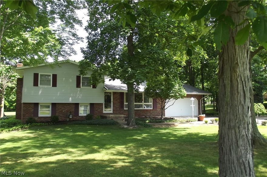 Great one owner home in the country. Beautiful split level in Marlington. 4  bedrooms and 3 full baths. Eat in kitchen leads to private shaded deck. Formal dining area. Family room with fireplace. Bright open living room. Gas heat and central air. Attached double garage with additional basement access.
This home has been beautifully maintained and is move in ready.