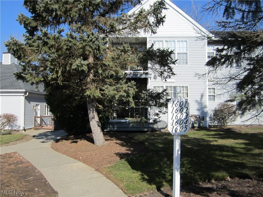 Welcome to Stoney Run! You will Love this First Floor Condo W/ 1 Car Garage & Landscaped Deck/Porch. * Convenient Location in Complex / Next to the Community Center. *  Open Floorplan W/ Large Living Rm. & Fireplace. *  Quaint Dining Rm. W / Lots of Natural Light & Windows. *  Charming Kitchen W/ Maple Wood Cabinets, Granite Countertops, Stainless Appliances & Breakfast Bar. * Large Master Bdrm. w/ Walkin Closet & Wardrobe Closet. *  Updated Painted 6 Panel Doors in all Int. Rms. * Beautiful Bath w/ Maple Wood Cabinet & Granite Countertops. * Clothes Washer & Dryer. * Extra Deep Storage Closet Off Living Rm.* 5-Year-Old Furnace & Central Air. * Easy To Show... Close to Shopping & Highways, * Easy One-Floor Living...Includes. 1 Car Detached Garage # 13 w/ Opener & Electric. (Deeded W Parcel # 583-12-610).