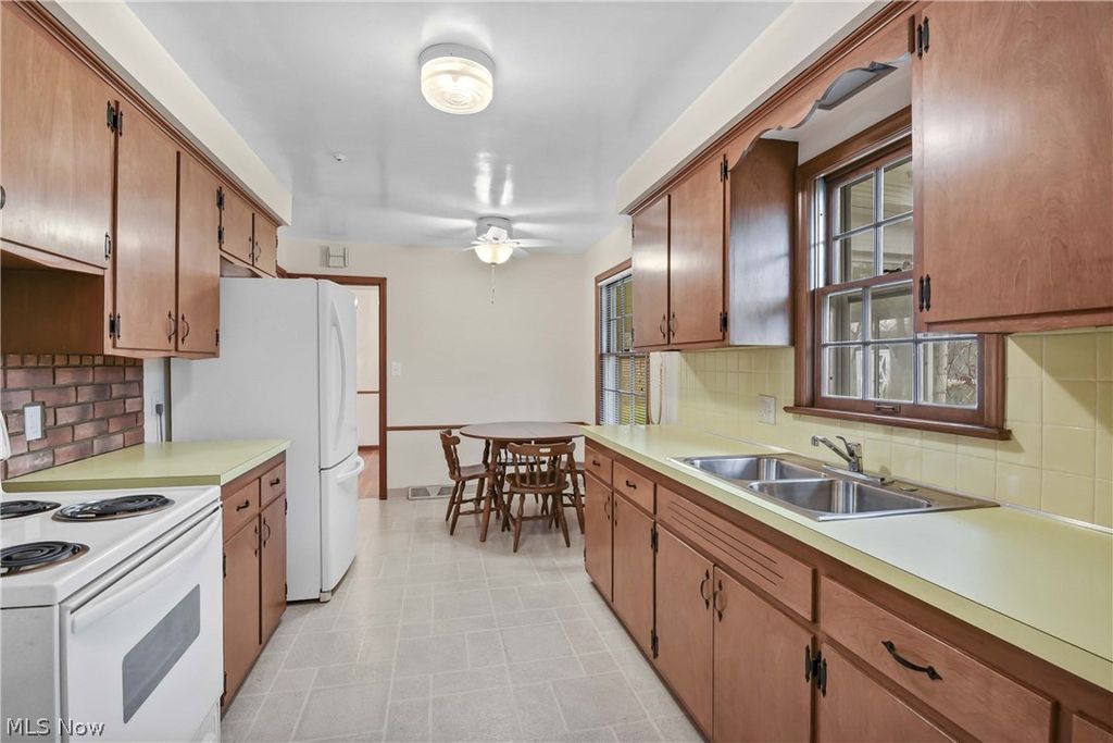 Photo of 25891 Chaucer Drive, Westlake, OH 44145 (MLS # 5177558)