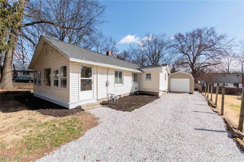 Photo of 3239 Lakeway Street, Akron, OH 44319 (MLS # 5192315)