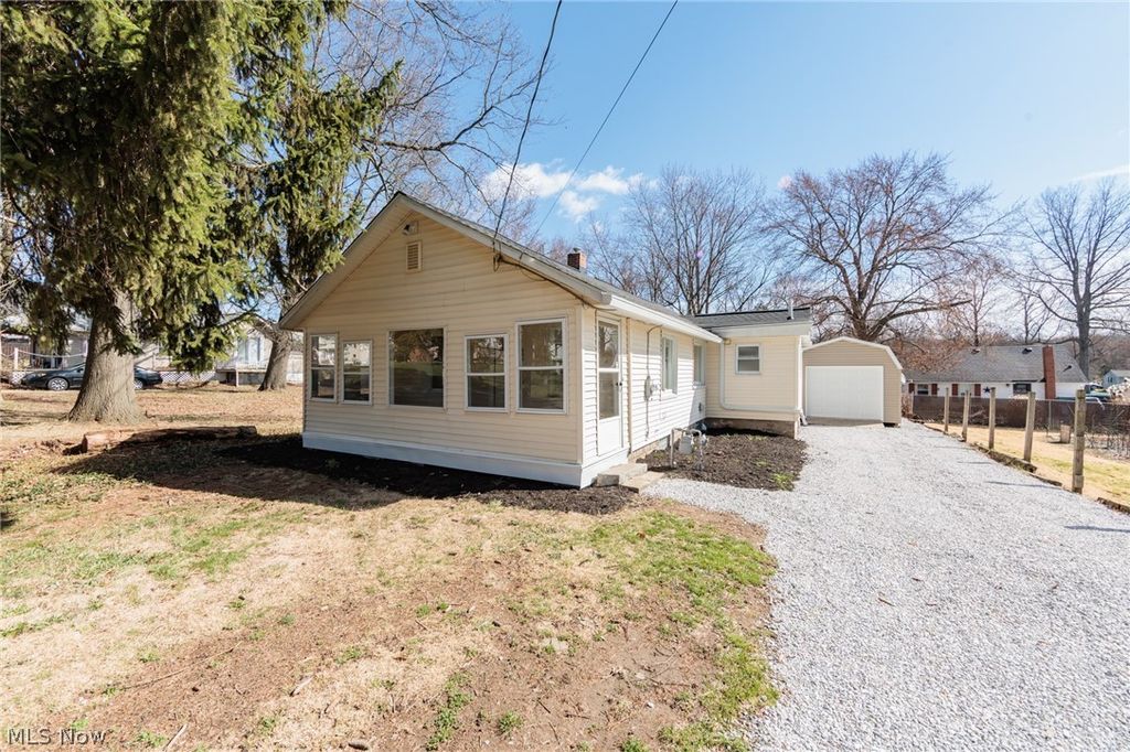 Photo of 3239 Lakeway Street, Akron, OH 44319 (MLS # 5192315)