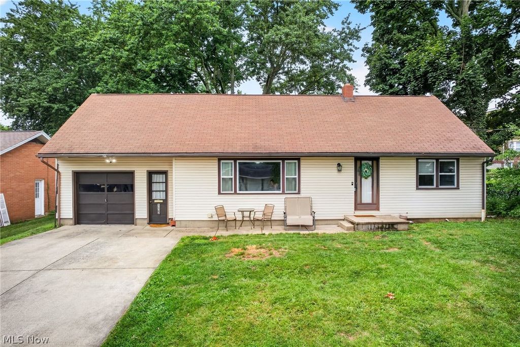 Photo of 119 Pershing Avenue SE, North Canton, OH 44720 (MLS # 5226688)