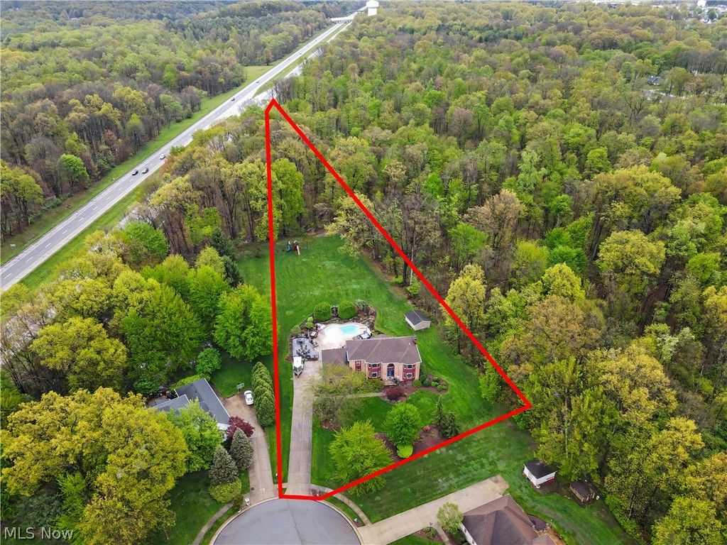 Photo of 170 Oak Tree Drive, Canfield, OH 44406 (MLS # 5205881)