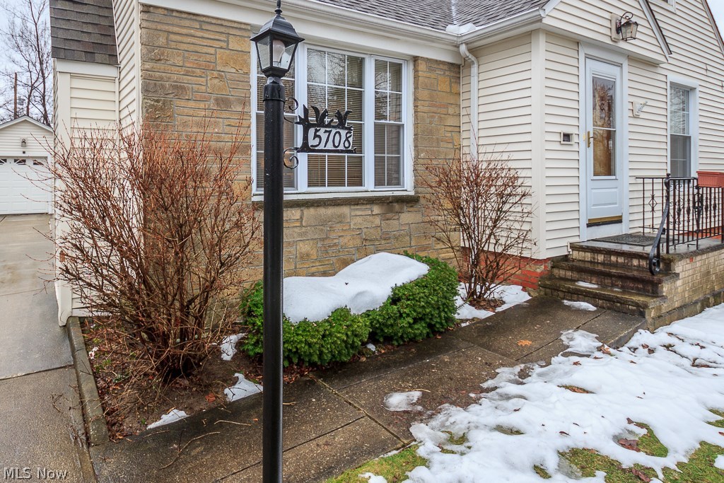 Broadfield 02/W H Teller - Residential