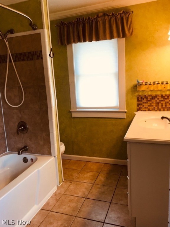 Main image without alt text