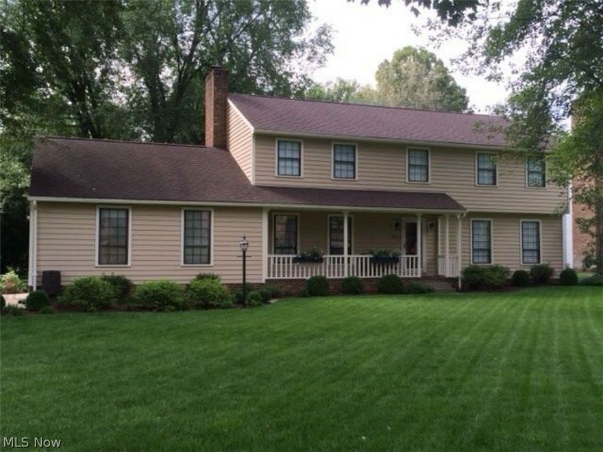 Meticulously maintained home in wonderful Vienna location.  Five bedroom 3.5 bath home features beautiful hardwood flooring, crown molding and an inviting neutral color scheme throughout.  White kitchen cabinets with new stainless dishwasher, refrigerator and Corian countertops.  Fabulous updated baths with walk in showers, soaking tub and Granite countertops. 14x24 screened back porch.  This immaculate home is a must see!  Elem: Greenmont Elementary  Elem/Bus: N  JrHigh: Jackson Jr. High School  JrHigh/Bus: N  High: Parkersburg High  High/Bus: Y  Fire: VOL  Police: CTY  PossFreeGas: N;SQFT=Fin L1:1550, Fin L2:1350, Fin Bsmt:996, Fin Above:2900, Fin Total:3896, Unfin Bsmt:354, Unfin Above:354;GAR= 2 Car Att