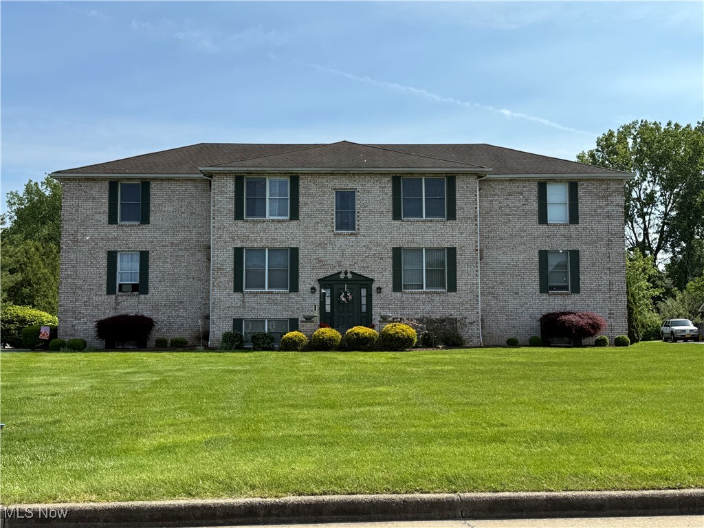 Excellent Boardman Location! 3rd Floor condo featuring a large living room, dinning room, kitchen, bath and 2
bedrooms. Updated life proof flooring in dinning room. Updated countertop. Large storage/pantry area off dinning room. Laundry located immediately outside unit entry door.
Carport parking out back. Tenants on month to month lease. HOA includes heat, water, trash and exterior landscaping.
This unit is located just around the corner from the shopping and dining destination of Mahoning County. Just 10 mins. from St. Elizabeth Hospital in Boardman, the Southern Park Mall restaurants and grocery shopping. About 10 min drive from Youngstown State University. Within 5mins of Route 680 and the Ohio Turnpike .
