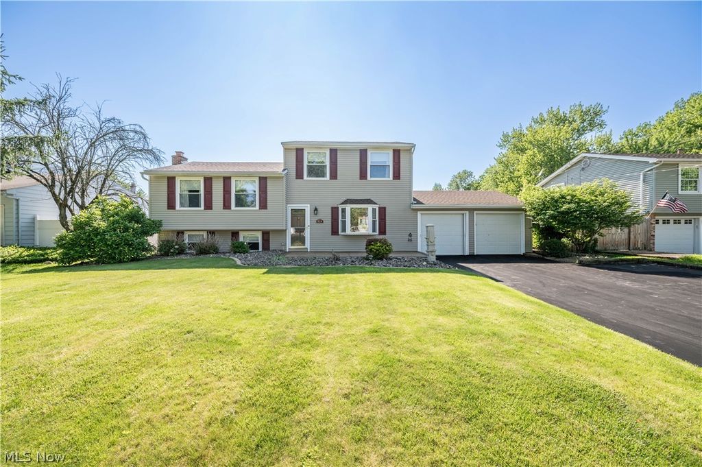 Photo of 814 Illinois Avenue, McDonald, OH 44437 (MLS # 5214707)