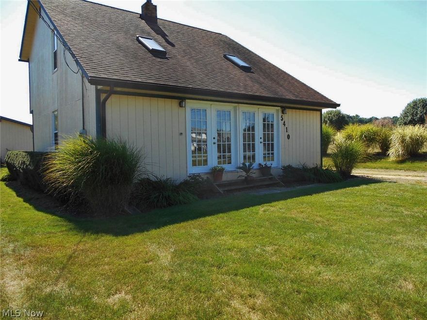 Beautiful 3Bd 2Bath Contemporary with Open Floor Plan, on 1 Acre ! 2 Story Great Room with Skylights, Bright, updated Kitchen.  Master Bedroom Features French doors to Private Balcony with an Amazing View ! 2 + Car Garage and Beautiful Landscaping.