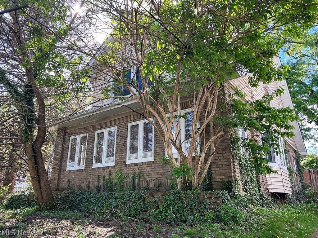 Photo of 2464 4th Street, Cuyahoga Falls, OH 44221 (MLS # 5207364)