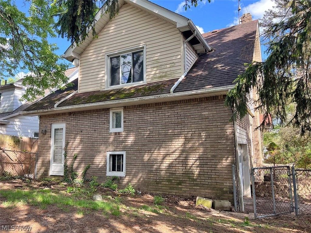 Photo of 2464 4th Street, Cuyahoga Falls, OH 44221 (MLS # 5207364)