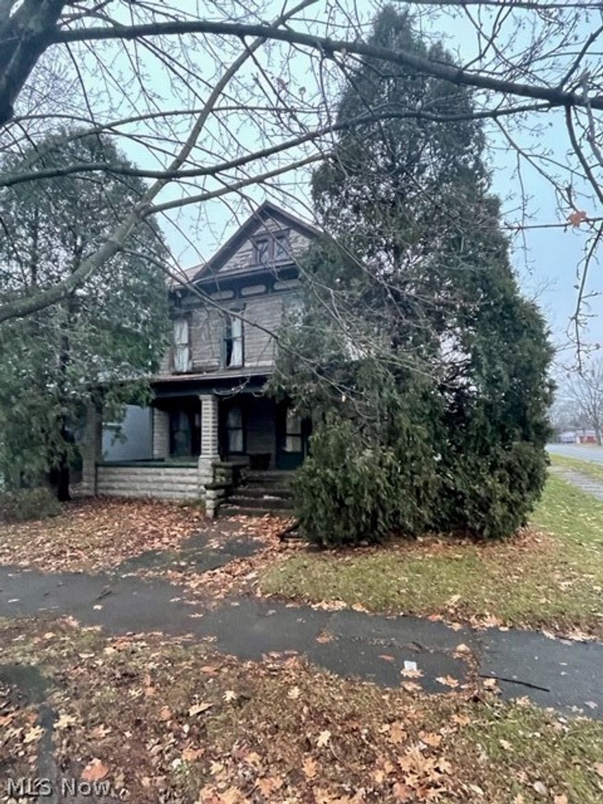 FIXER UPPER in HIGH demand area !   Close to schools, park and downtown and Dover stadium, this home needs customized and brought back to life. There are so many possibilities in this 5 bedroom, 1 bath home with over 2600 sq ft.  This home sits on a nice large lot and a great location.  Don't miss this opportunity to renovate this home to your custom style. The seller makes no representations or warranties about the condition of this home and it is to be sold in as is condition.