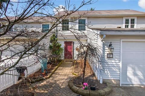 Condo For Sale - 858 Sutton Place<br/> Akron, OH 44313