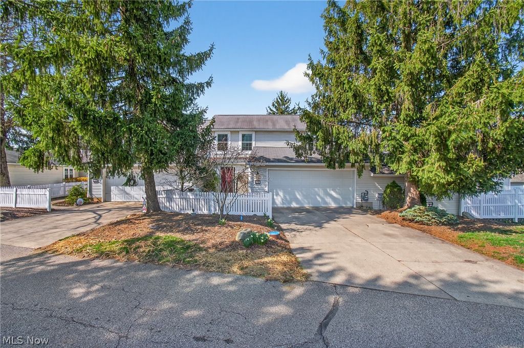 Photo of 858 Sutton Place, Akron, OH 44313 (MLS # 5196413)