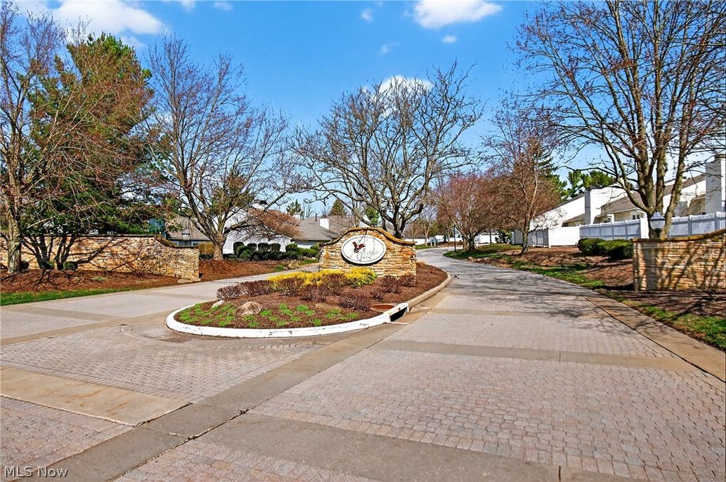 Photo of 858 Sutton Place, Akron, OH 44313 (MLS # 5196413)