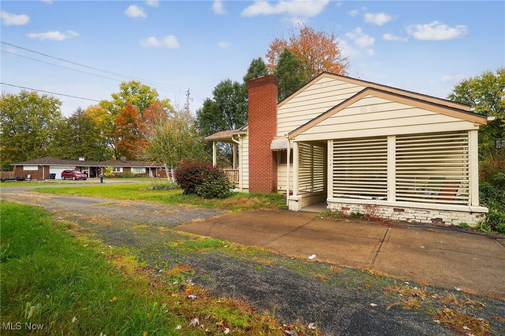 Photo of 164 Huntington Drive NW, Warren, OH 44481 (MLS # 5168423)