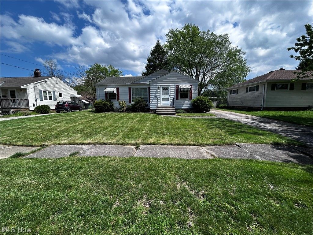 Photo of 327 Beebe Avenue, Elyria, OH 44035 (MLS # 5208223)