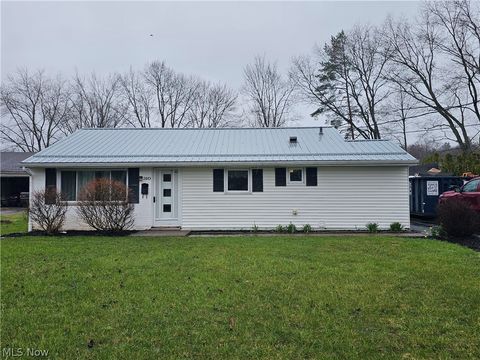 Photo of 310 Cynthia Drive, Chardon, OH 44024 (MLS # 5198072)