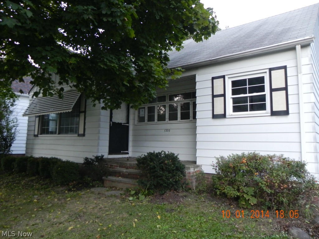 This bungalow has an open floor plan with hardwood floors throughout and formal dining room. Good size deck to relax on or entertain guests. Property has a lot of potential needs a little TLC. The buyer is to assume any/all city point of sale violations. This property is subject to a 5% buyer’s premium pursuant to the Auction Terms & Conditions (minimums may apply).
“This property is now under auction terms. Pre-sale bids should be submitted through “Auction website”.