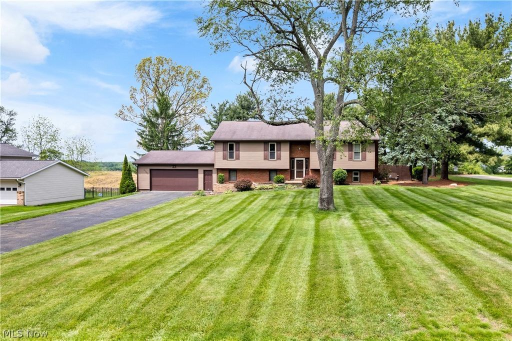 Photo of 11033 Santa Fe Trail NE, Hartville, OH 44632 (MLS # 5213533)
