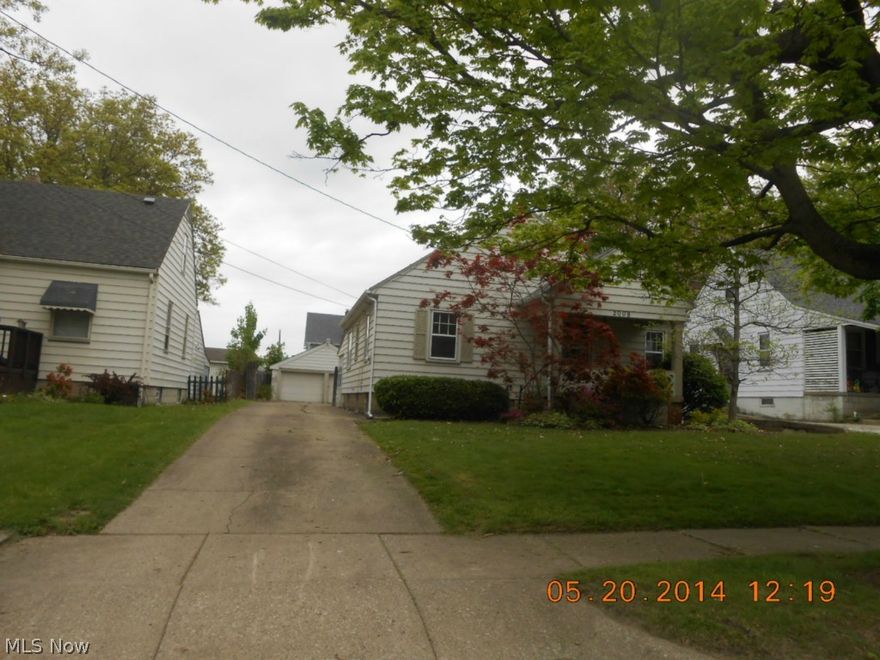 Enclosed patio.  2 bedrooms located on the first floor and a 3rd bedroom on the second.  This property has good access to main roads, shopping, and entertainment centers.  All city amenities are adequate and accessible.  This is a Fannie Mae property.