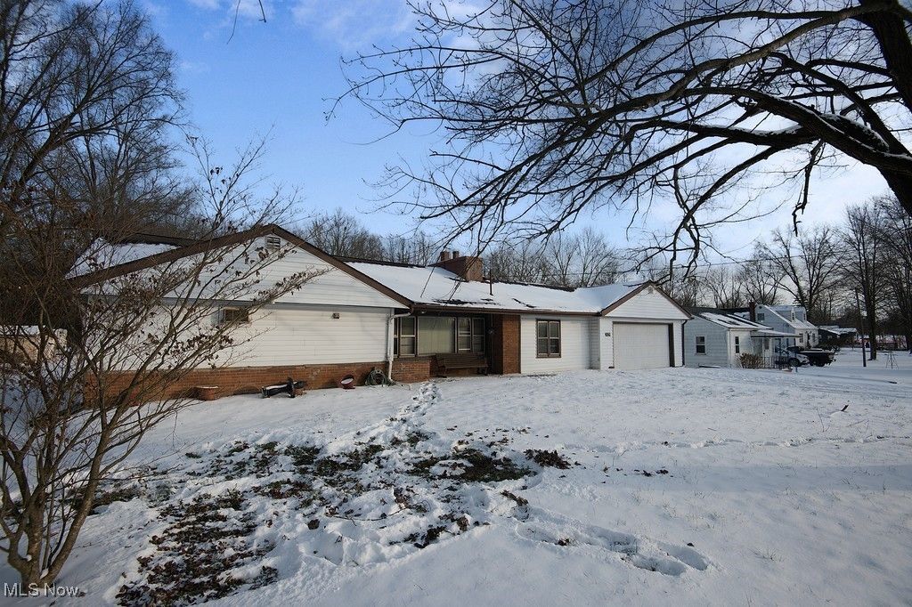 Photo of 2129 Austintown Warren Rd Rd, Mineral Ridge, OH 44440 (MLS # 5177429)