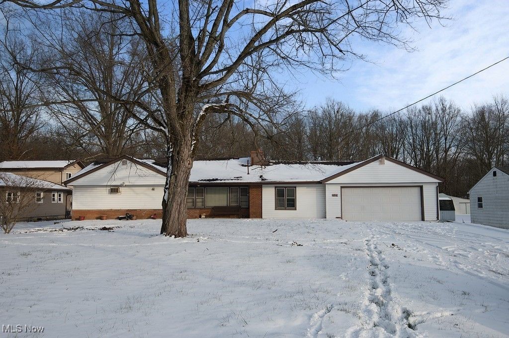 Photo of 2129 Austintown Warren Rd Rd, Mineral Ridge, OH 44440 (MLS # 5177429)