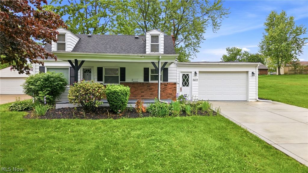 Photo of 2413 W Manor Avenue, Youngstown, OH 44514 (MLS # 5212797)