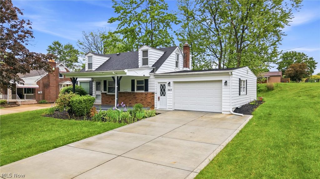 Photo of 2413 W Manor Avenue, Youngstown, OH 44514 (MLS # 5212797)