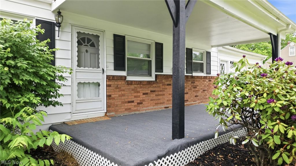 Photo of 2413 W Manor Avenue, Youngstown, OH 44514 (MLS # 5212797)