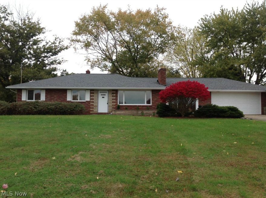 Brick Ranch - Secluded - The "views" are amazing from that living room picture window. Marlington Schools. 3 Bedrooms, Spacious living room, very nice breezeway between house and garage. Kitchen with new flooring and countertop. Many updates-New roof, paint, some flooring, electric service, furnace/AC.
Room sizes and sq Ft estimated