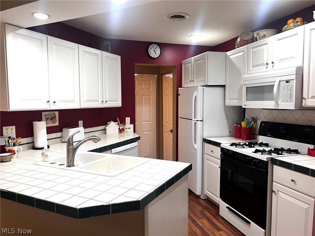 Photo of 205 S Aspen Court #3, Warren, OH 44484 (MLS # 5205991)