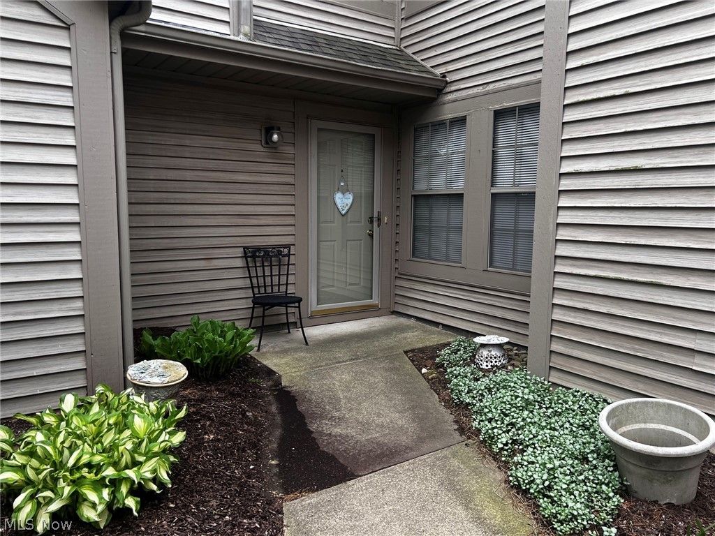 Photo of 205 S Aspen Court #3, Warren, OH 44484 (MLS # 5205991)