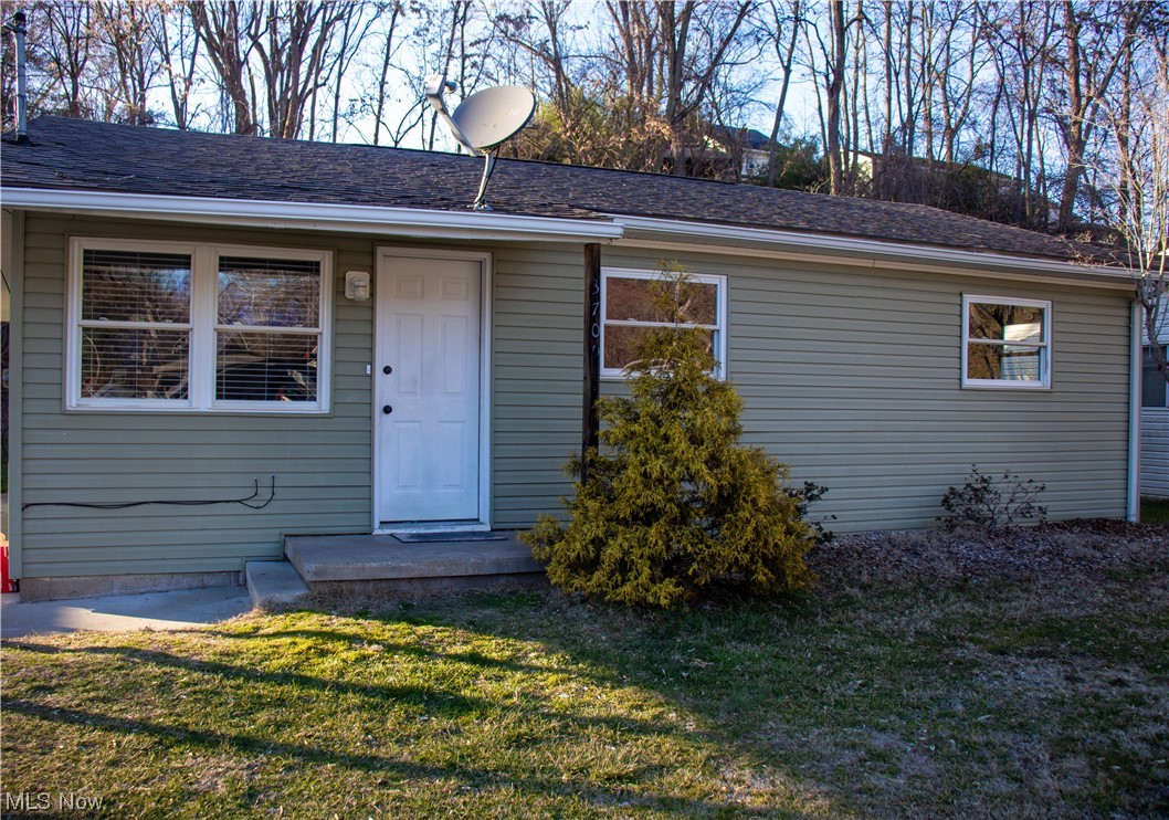 Move-in ready, ALL ONE FLOOR LIVING ranch conveniently located in Vienna. Recently remodeled. Offering NEW heating and cooling system, NEW flooring throughout, remodeled bathroom, NEW doors and trim, and NEW stainless steel appliance package. Within walking distance to schools and Jackson Park.