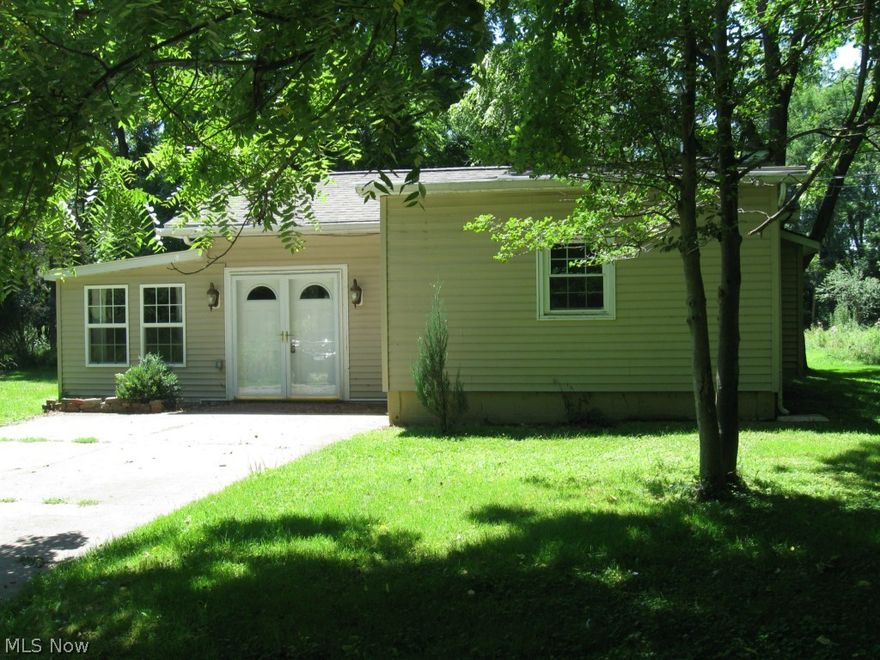 3  Bdrm 1 Bath home.  Open floor plan. Appliances.