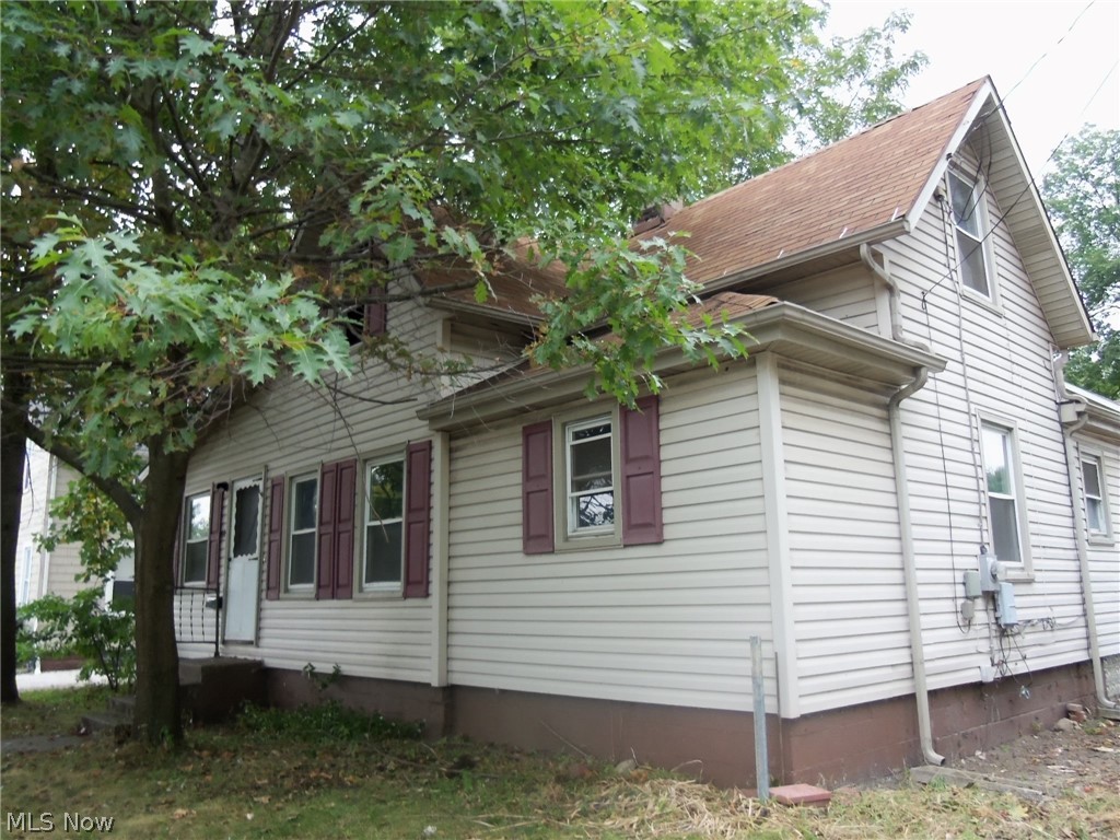 Welcome to 647 Franklin Ave. in Kent. Don't let this great investment opportunity pass you by! 4 bedroom, 1 bath, first floor laundry. Updates include: furnace, hot water tank, roofing, wiring, plumbing.