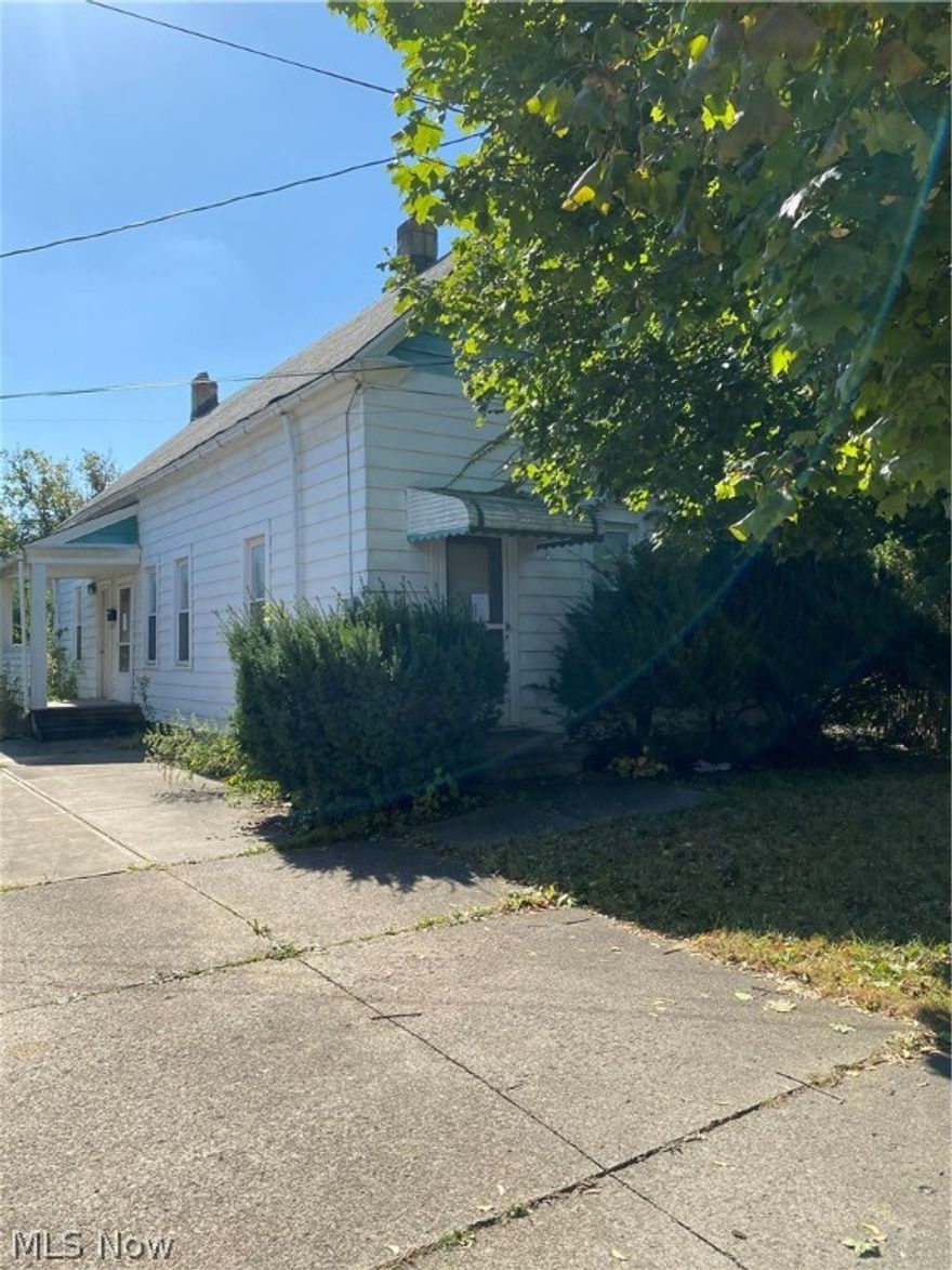 This single-family property offers an exceptional opportunity for those willing to undertake a major renovation. The potential return on investment is substantial, making it an enticing prospect for savvy investors. Although this property requires substantial renovation, the investment potential is undeniable. Transform it into a modern masterpiece and enjoy the financial rewards.