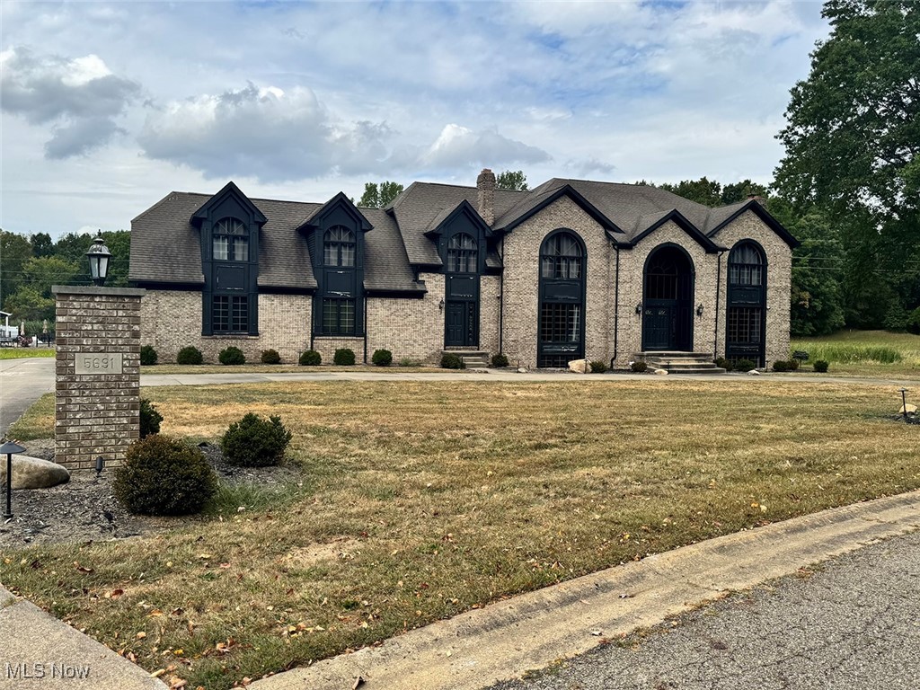 Terrific double lot and location in Mallards Crossing. Spacious home with an amazing foyer entrance, flanked by a formal
living room and dining room. Spacious family room with a fireplace and access to the sunroom and library.
The primary bedroom and two other bedrooms are located on the second floor, off a two-story foyer. The 4th bedroom and full bath are located off the back staircase and perfect private suite. So, the second level of the home has a total of four bedrooms and
four full baths, with each bedroom having its own private full bath. Kitchen with granite, glazed cabinetry,
wainscoting, and crown moldings. It has so much potential. Double staircase, three fireplaces. The home needs some
maintenance and repairs. Sells as is. Bring your decorating ideas and contractors. Terrific location.Â
Formal appraisal done by a local licensed appraiser, August 12, 2025, and available in MLS documents, appraisal amount
$1,137,100.