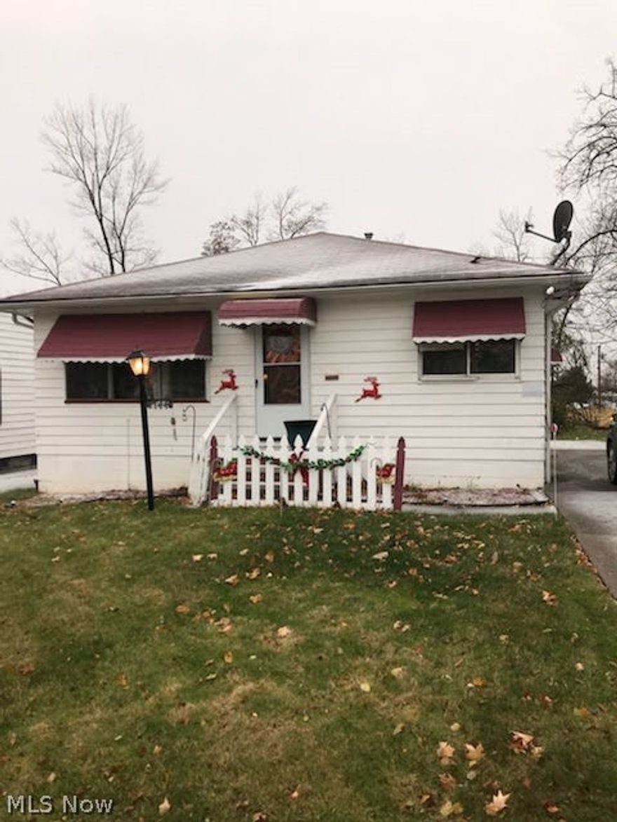 Ranch style home in need of some TLC to bring it back to its full potential