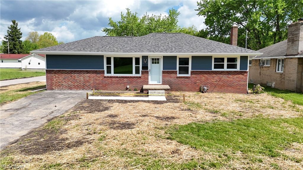 Photo of 2502 Stocker Avenue, Youngstown, OH 44505 (MLS # 5208036)